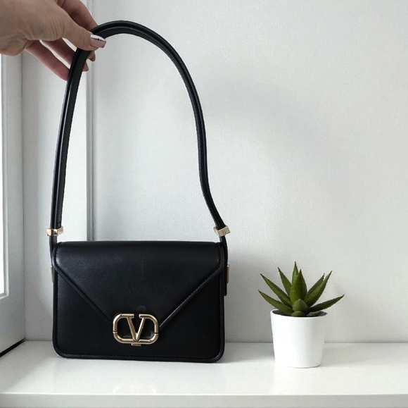 🔥 Valentino Garavani Letter Leather Crossbody Shoulder Bag LIKE NEW 🔥 - Picture 1 of 13